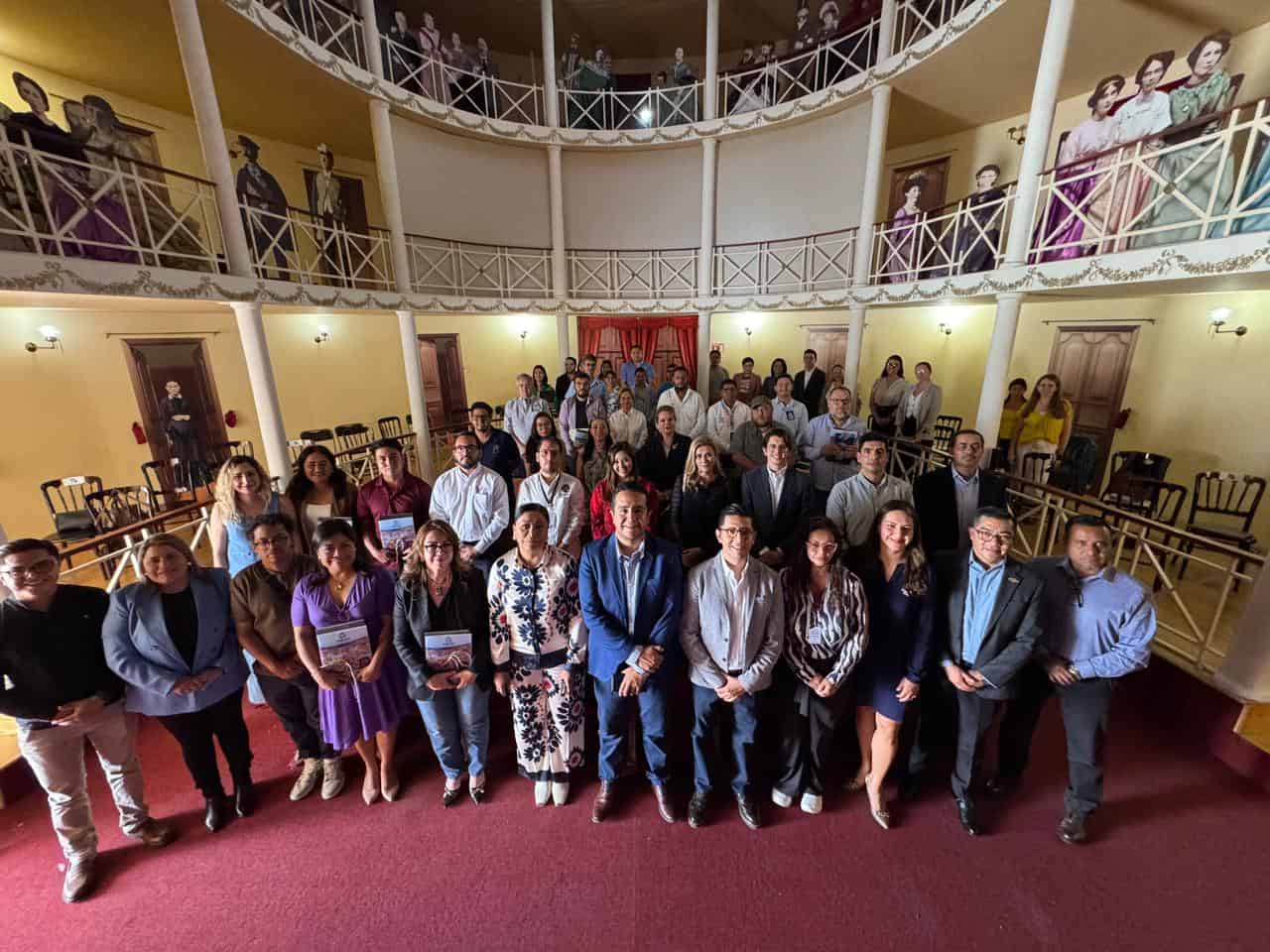 Reunión cultural en Guanajuato, México, con grupo de personas en un evento en un teatro histórico.
