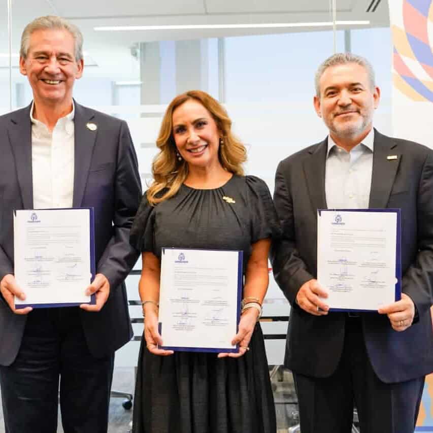 Tres profesionales sosteniendo certificados en evento de turismo en Guanajuato, promoviendo destinos.