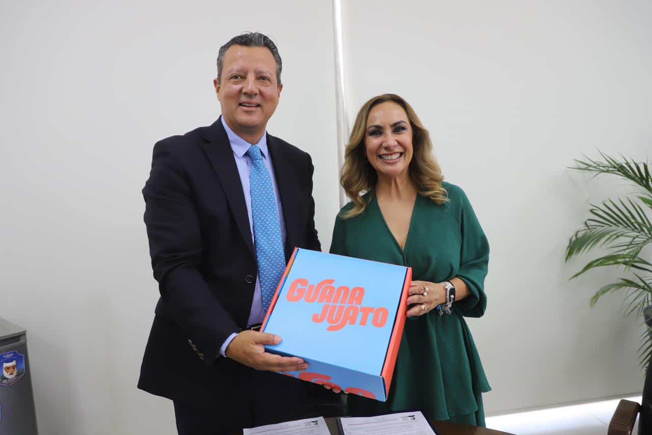 Dos personas con un paquete de Guanajuato, promoci&oacute;n del turismo en Guanajuato, M&eacute;xico.