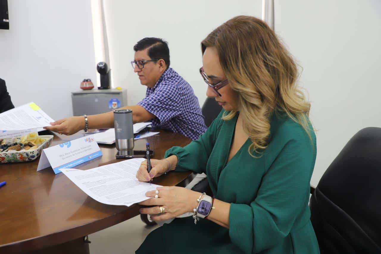 Reuni&oacute;n de trabajo en Guanajuato, M&eacute;xico, con profesionales en una oficina moderna.