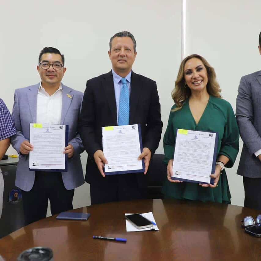 Autoridades en Guanajuato firmando acuerdos para impulsar el turismo en la región.
