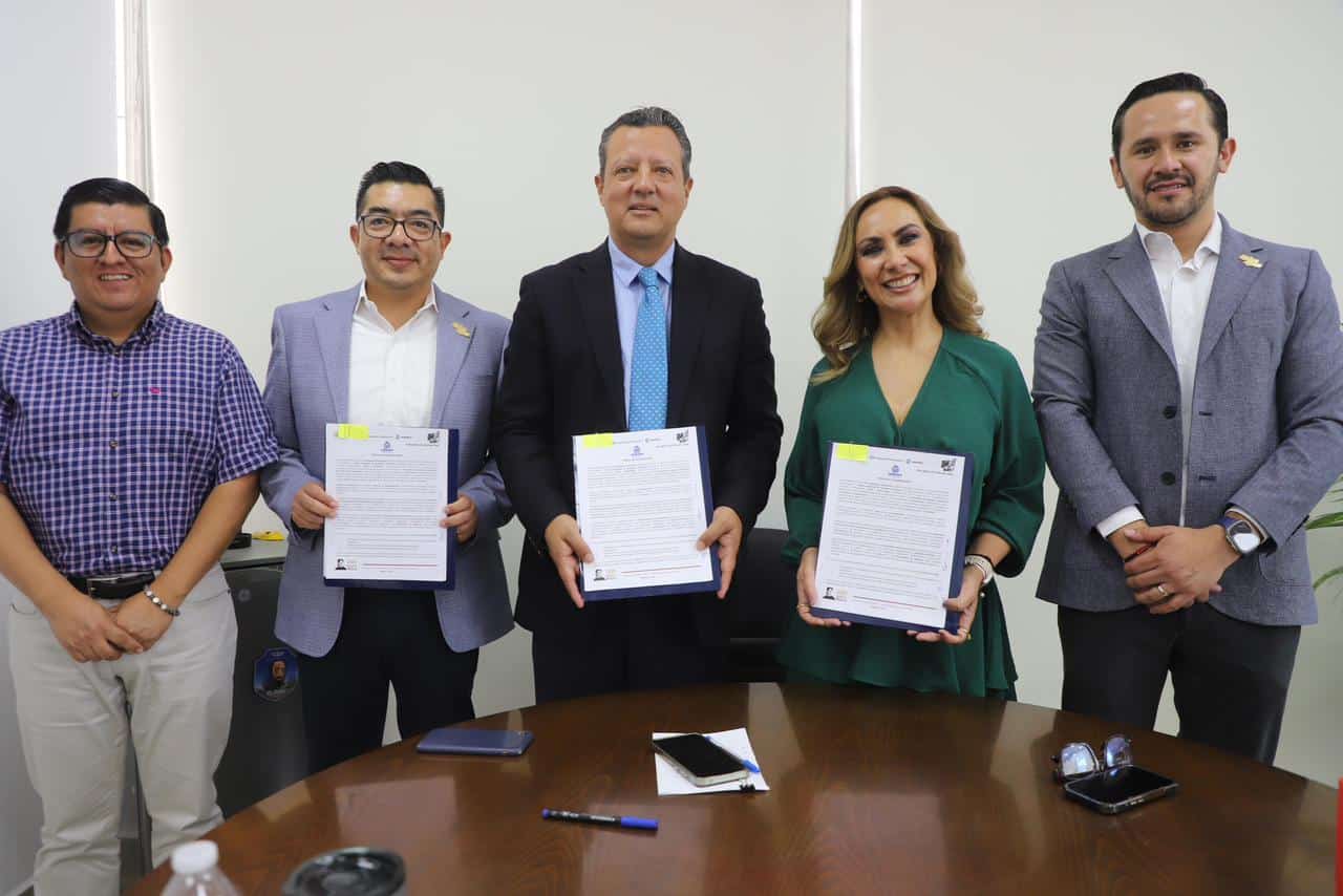 Autoridades en Guanajuato firmando acuerdos para impulsar el turismo en la región.