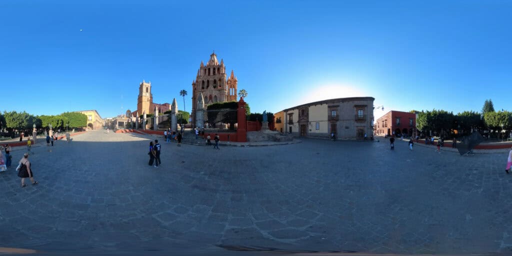 Vista 360° del Jardín Principal de San Miguel de Allende, Guanajuato, frente a la Parroquia de San Miguel Arcángel.