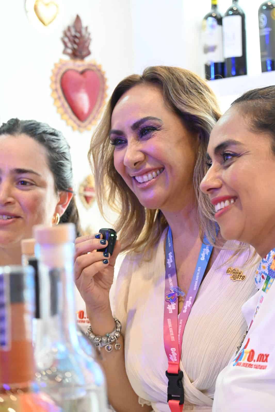 Women at a tourism event in Guanajuato, with awards and networking.