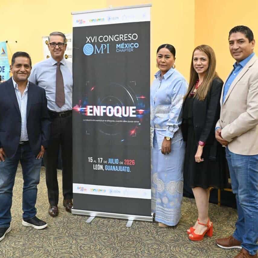 Conferencia de liderazgo en Guanajuato con profesionales en un evento de turismo y negocios.