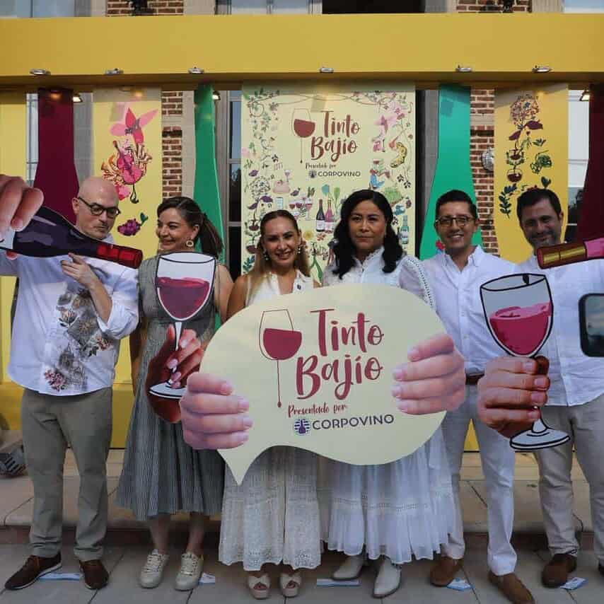 Degustación de vino en Guanajuato, Tinto Bajío, con grupo de personas disfrutando en evento de vino.