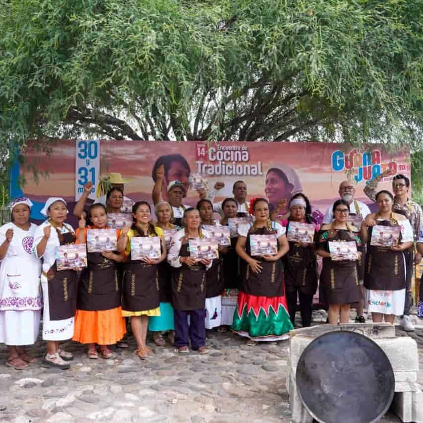 Grupo de mujeres con trajes típicos en evento cultural en Guanajuato, promoviendo la gastronomía tra.