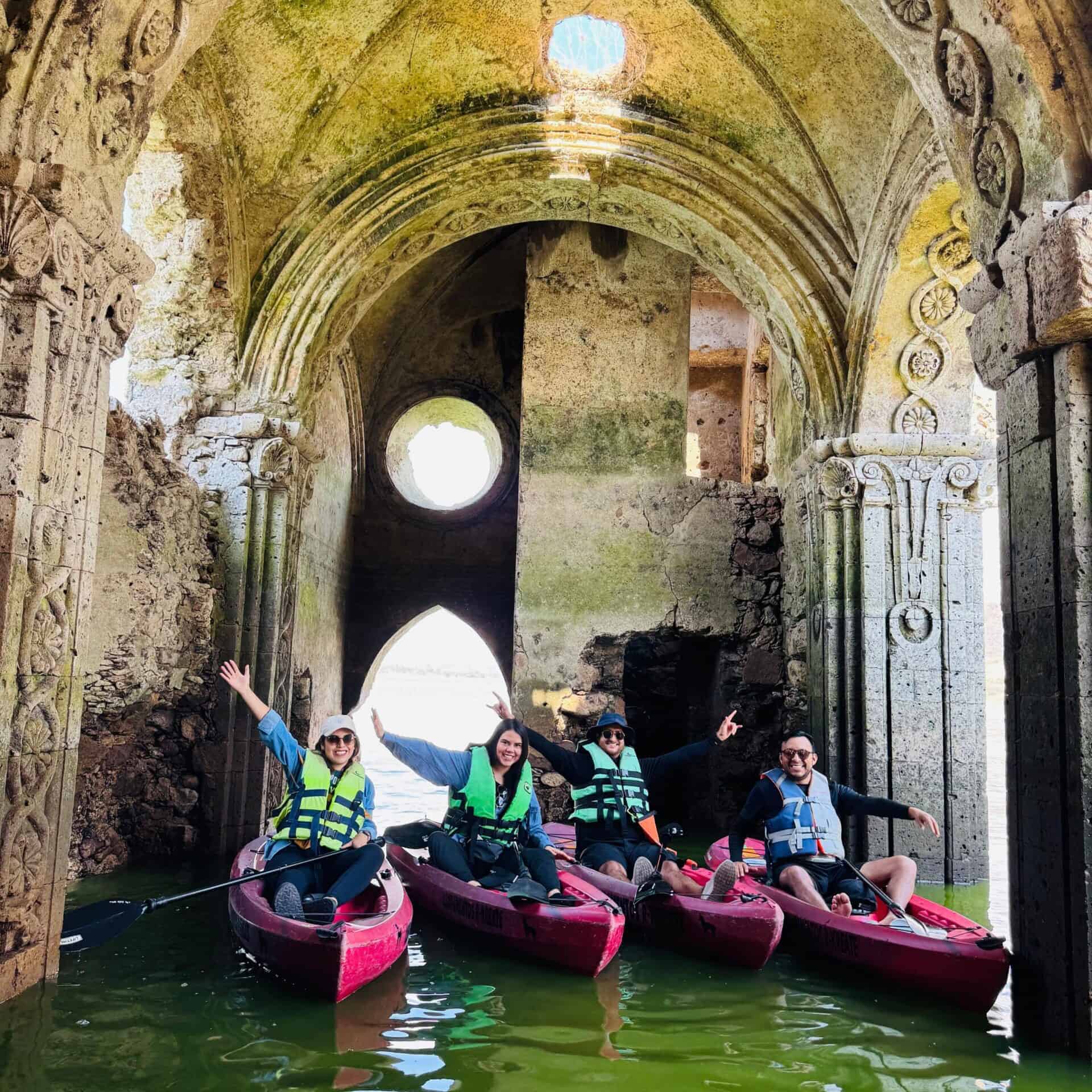 Grupo de personas en kayak explorando ruinas históricas en Guanajuato.