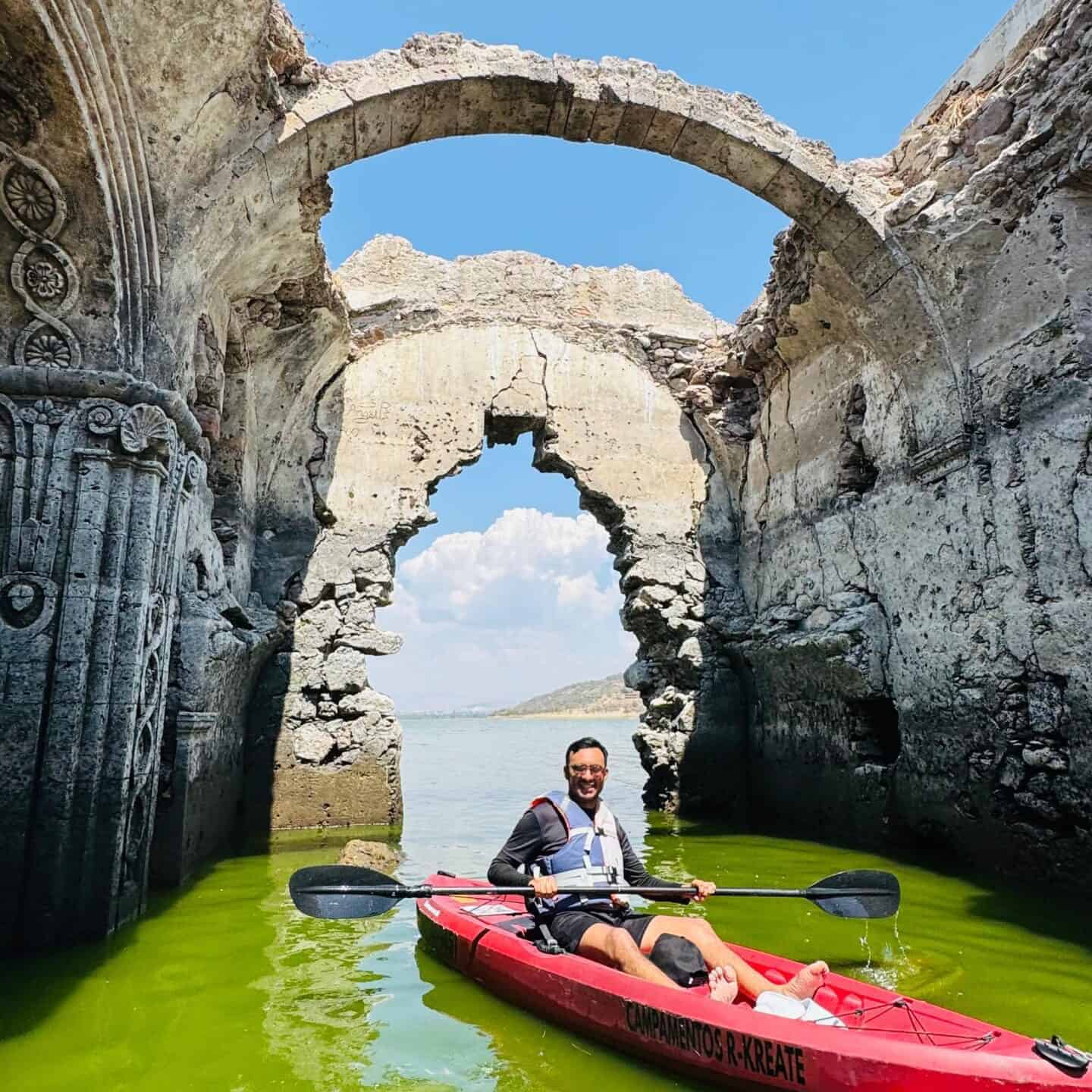 Persona navegando en kayak en ruinas históricas de Guanajuato.