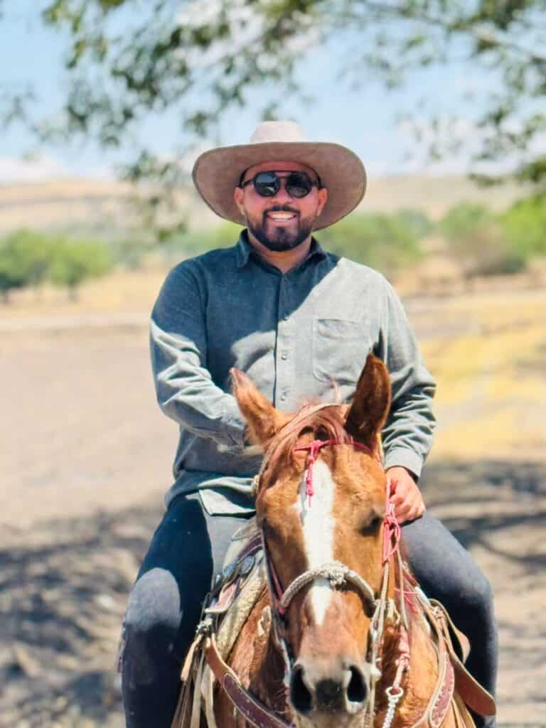 Hombre disfrutando un paseo a caballo en Guanajuato, México.