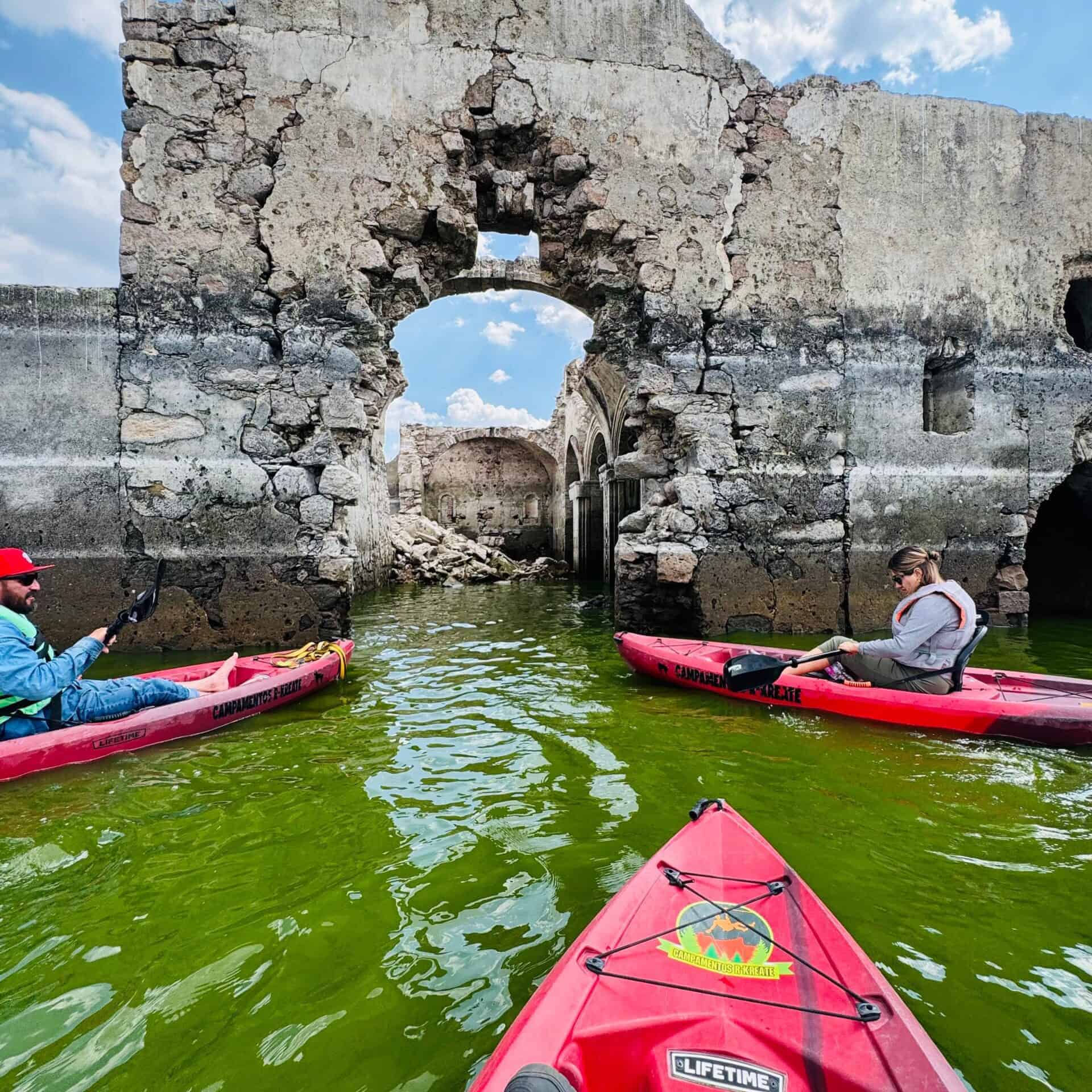 Kayakers explorando ruinas históricas en Guanajuato, México.