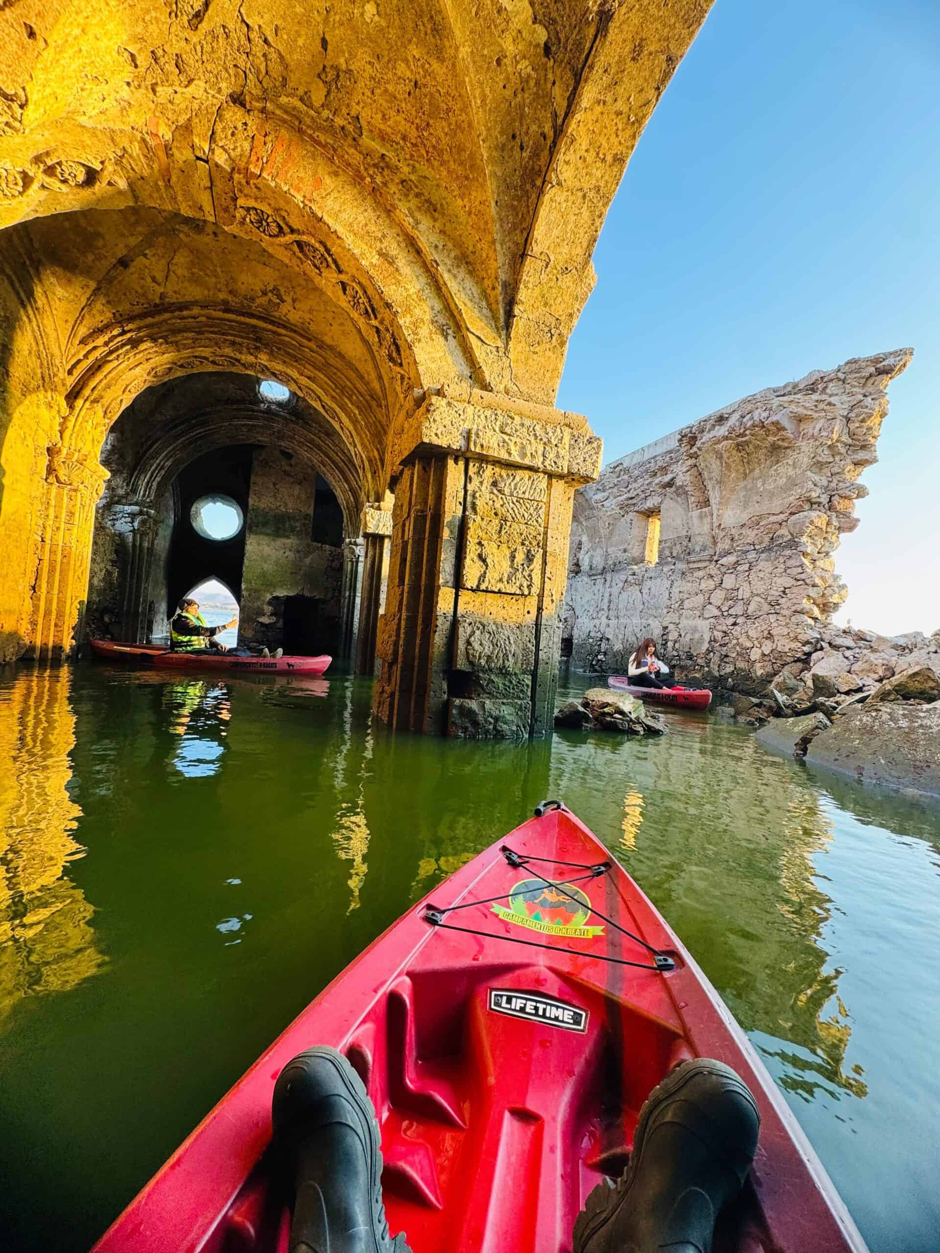 Kayak bajo estructura hist&oacute;rica en Guanajuato, turismo y aventura en M&eacute;xico.