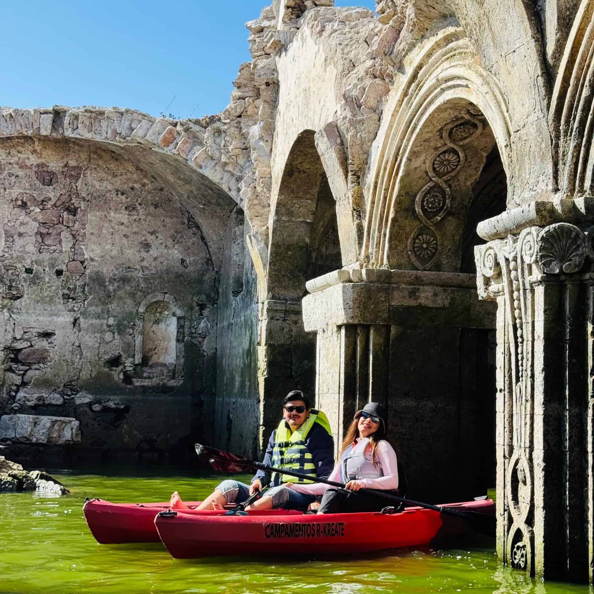Personas disfrutando kayak en ruinas históricas de Guanajuato.