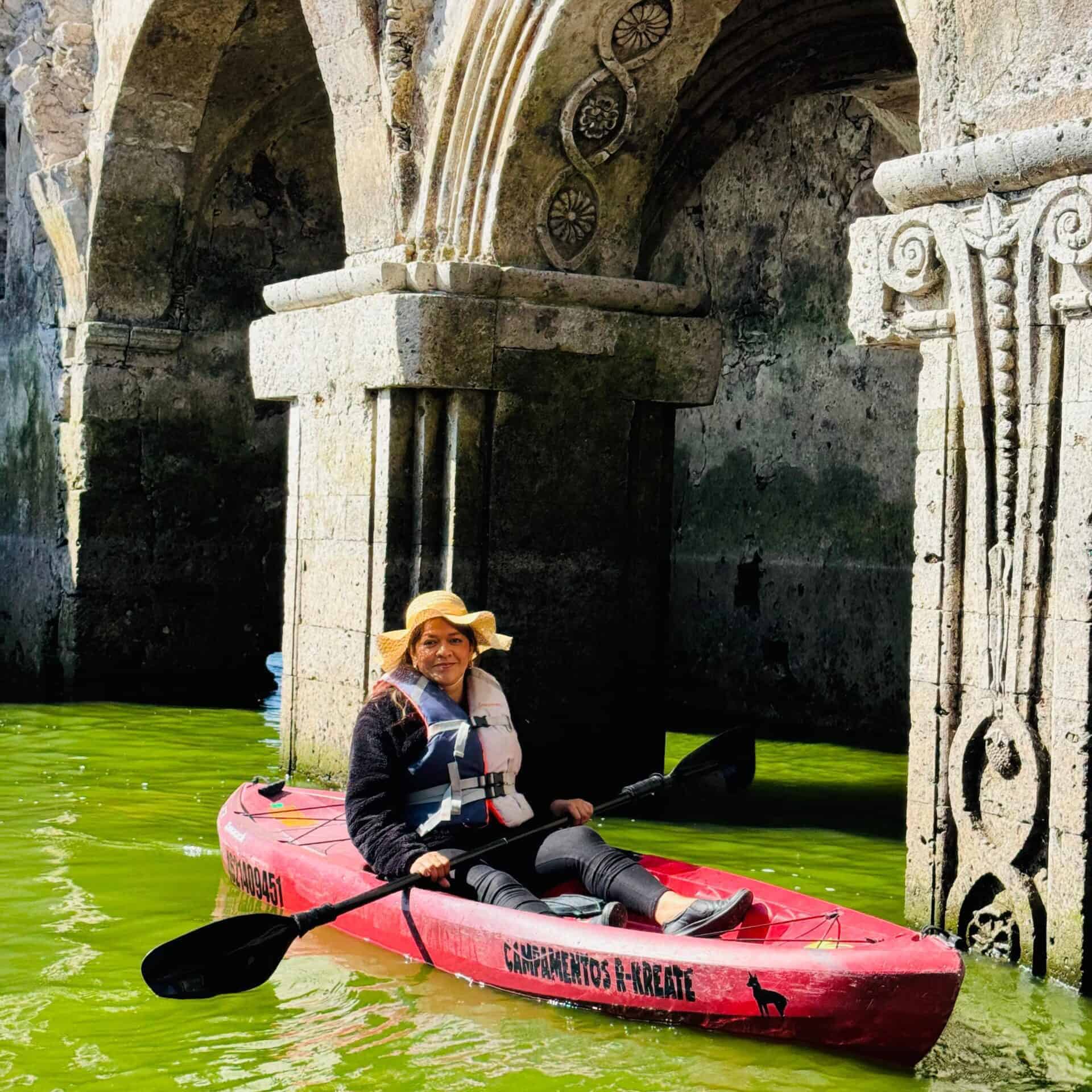 Persona en kayak explorando ruinas históricas en Guanajuato.