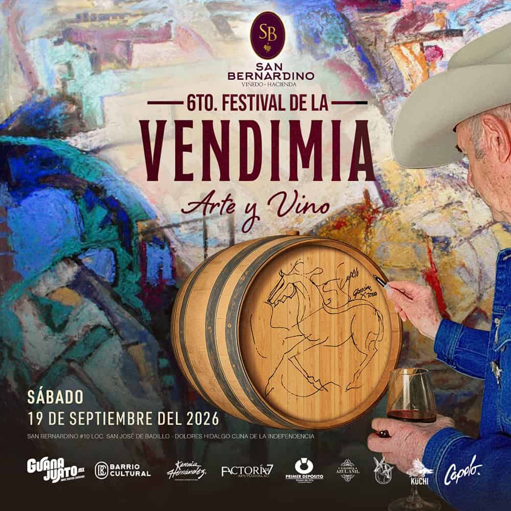 Hombre en sombrero observa barril de vino en festival de Vendimia en Guanajuato.