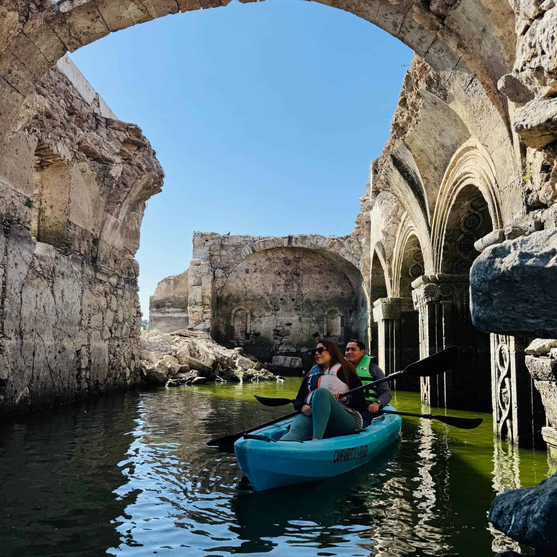 Paseo en kayak por ruinas antiguas en Guanajuato, México.