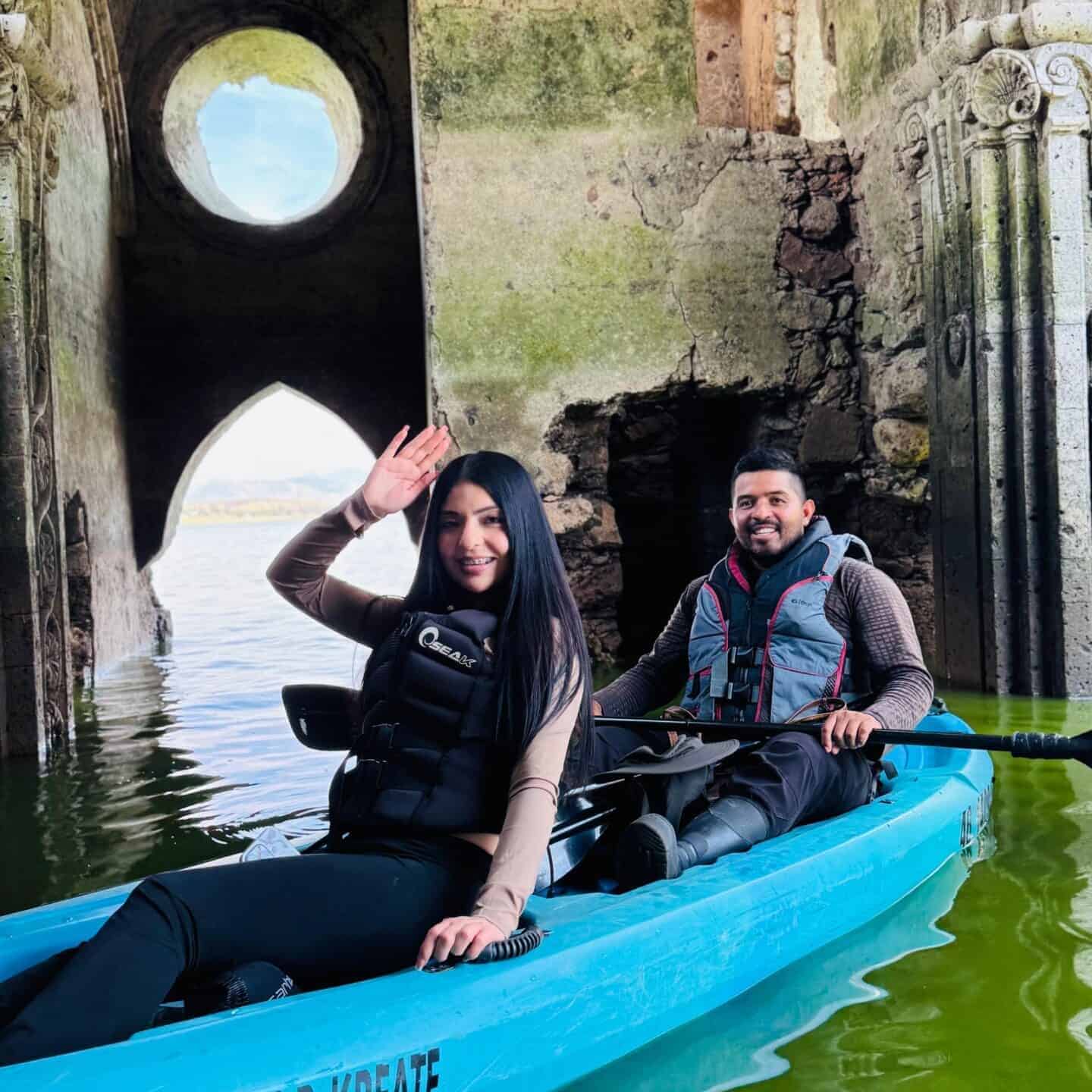Pareja disfrutando kayak en un sitio histórico de Guanajuato.