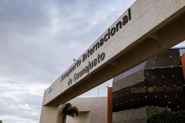 Entrada al Aeropuerto Internacional de Guanajuato con se&ntilde;alizaci&oacute;n moderna.