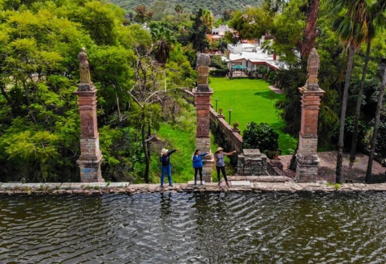 Turistas en Cacomixtle disfrutando de la naturaleza y la historia en Guanajuato.
