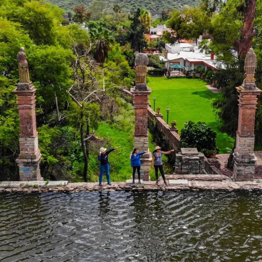 Turistas en Cacomixtle disfrutando de la naturaleza y la historia en Guanajuato.