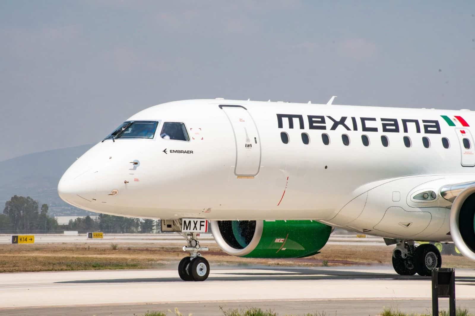 Avi&oacute;n de Aerom&eacute;xico en pista, listo para despegar en Guanajuato.