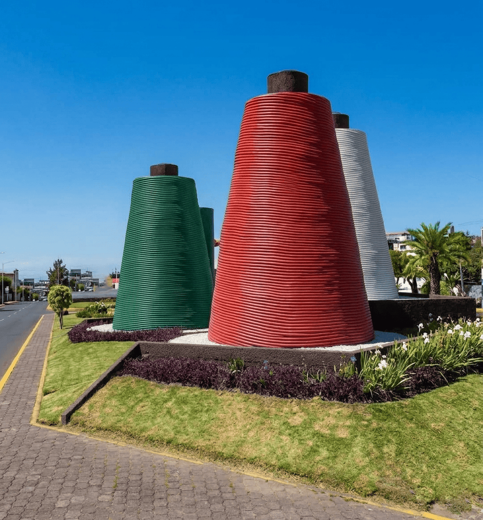 Esculturas modernas en forma de cilindros en Morole&oacute;n y Uriangato, Guanajuato.