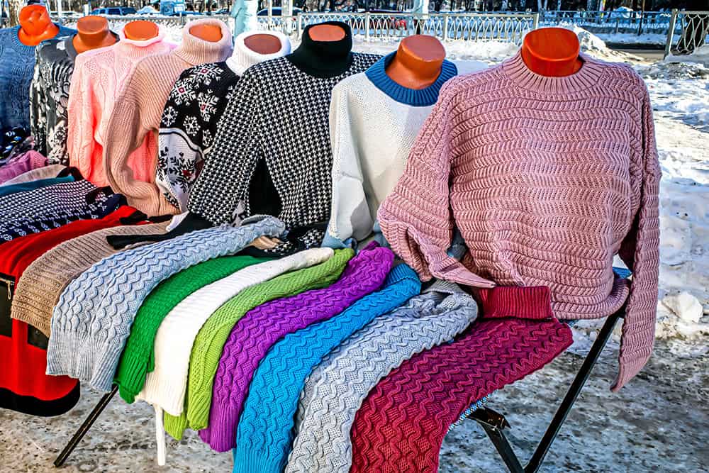 Ropa de invierno en puestos de mercado en Guanajuato, M&eacute;xico.