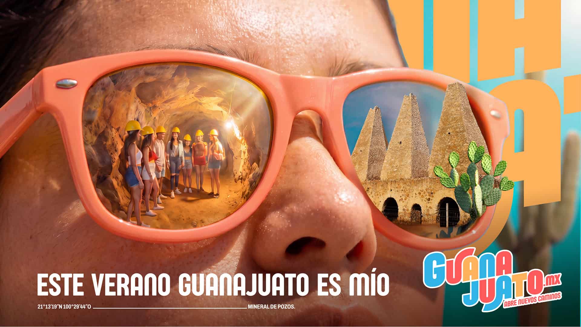 Turistas explorando una cueva en Guanajuato con gafas de sol naranjas.
