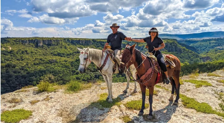 Dos personas montando caballos en Coyote Canyon, Guanajuato.