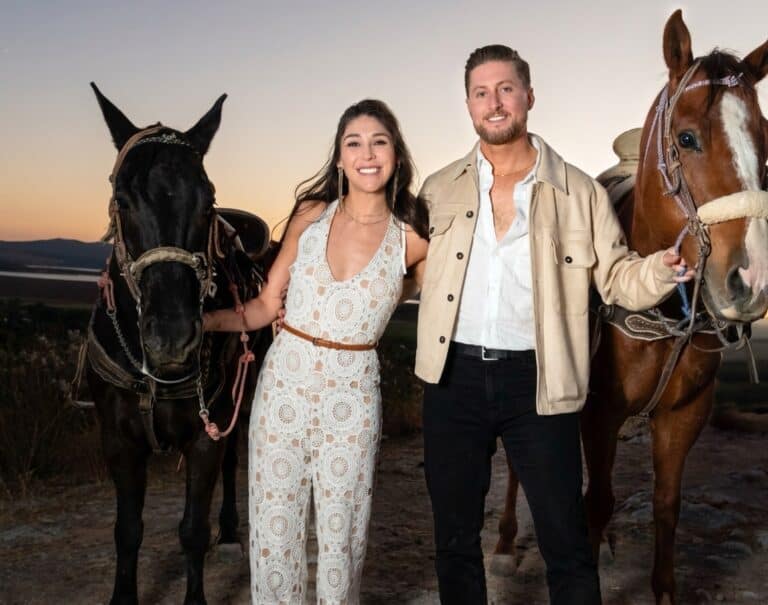Pareja disfrutando de paseo a caballo en Guanajuato al atardecer.