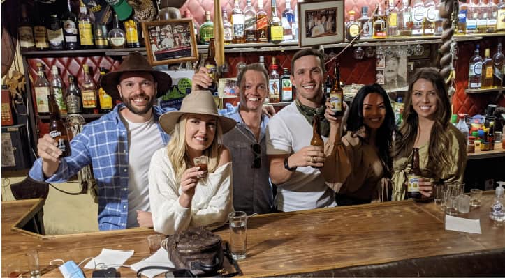 Grupo de amigos disfrutando en un bar en Guanajuato, México.