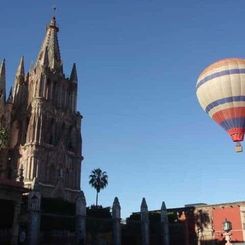 Gloriosa iglesia y globo aerostático en Guanajuato, México.