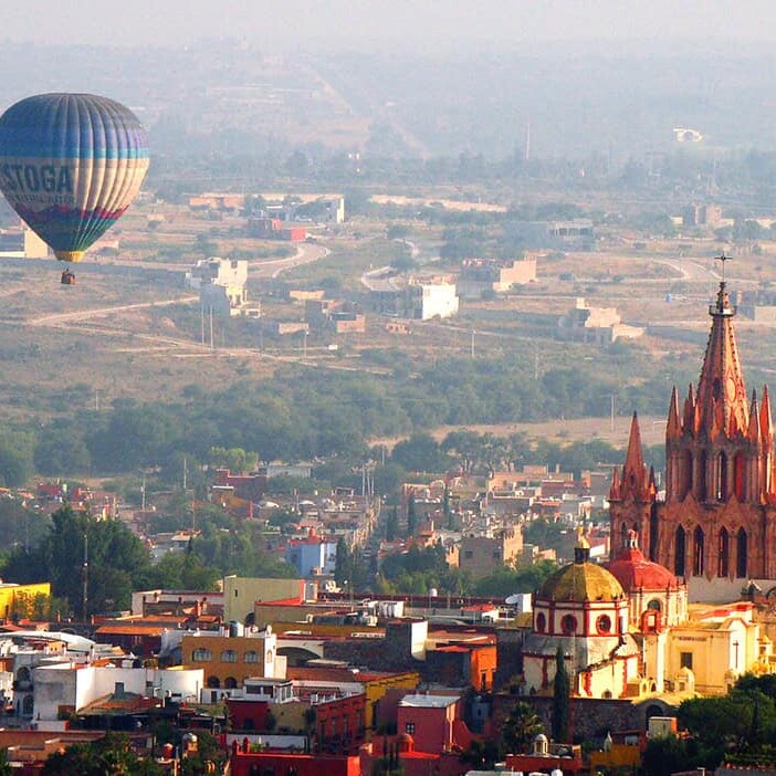 Globo aerostático sobre la ciudad de Guanajuato, México.