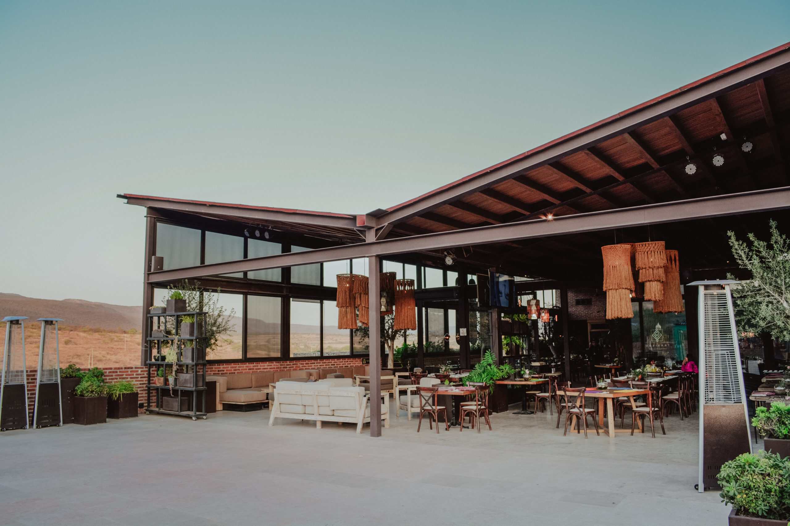 Disfruta de la vista en un restaurante moderno en Guanajuato, con ambiente acogedor y decoración rús.