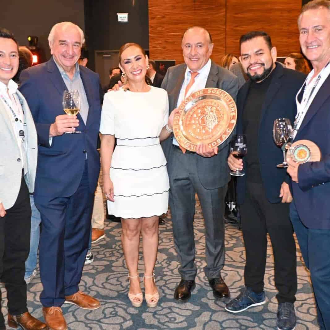 Grupo de personas en evento de turismo en Guanajuato, celebrando logros y reconocimientos.