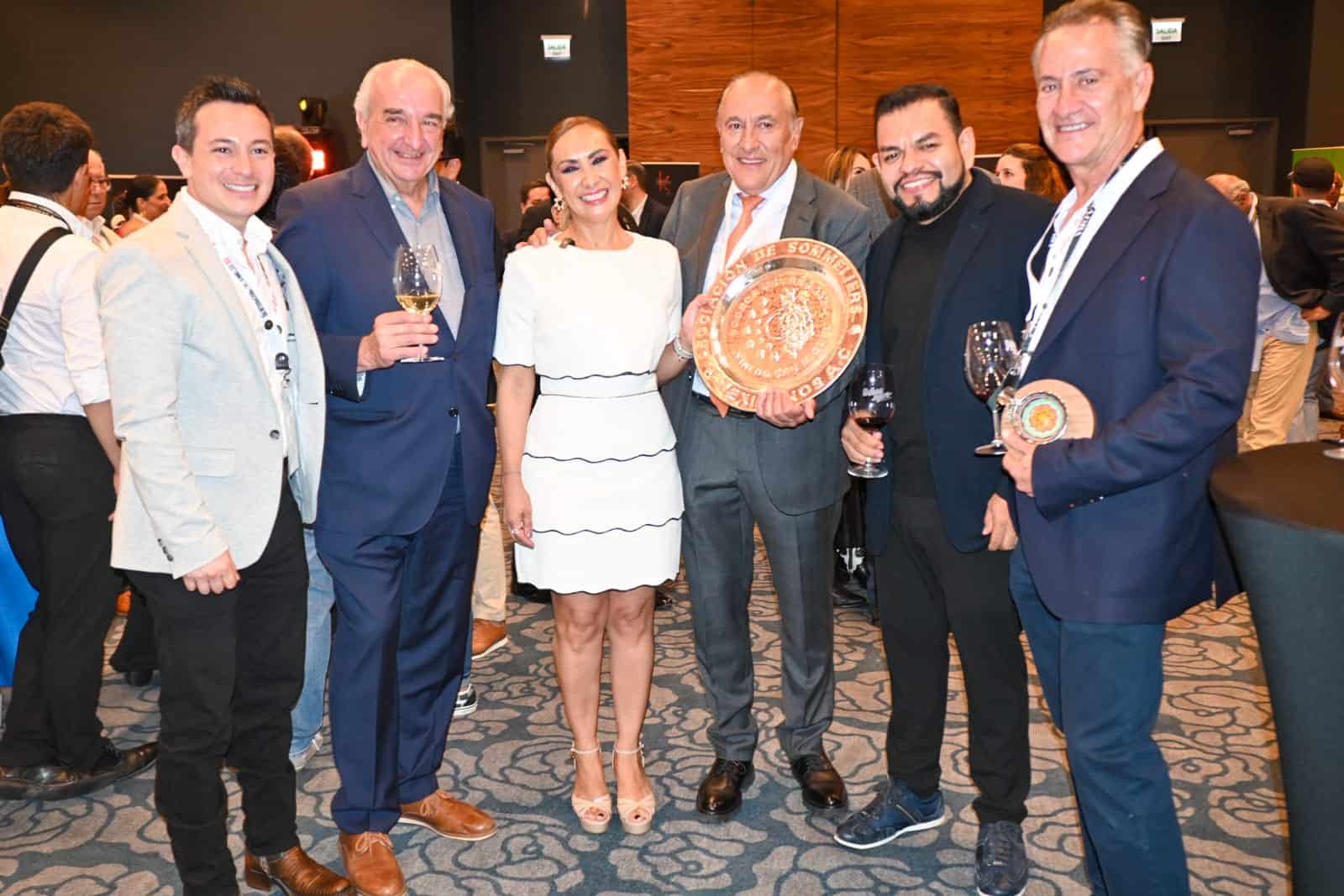 Grupo de personas en evento de turismo en Guanajuato, celebrando logros y reconocimientos.