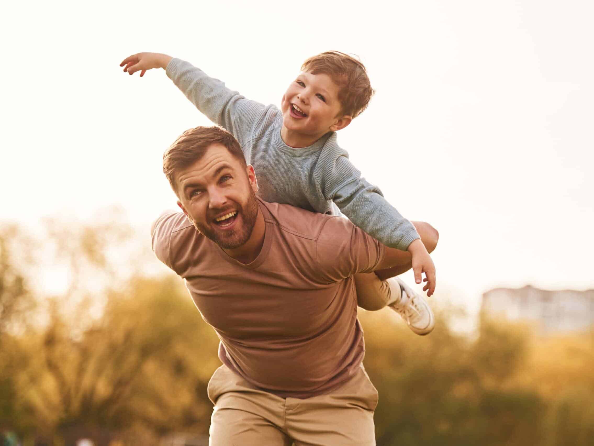 Disfrutando de un día en familia en parques de Guanajuato, México, con niños felices y naturaleza.