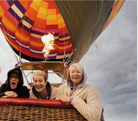 Personas disfrutando un paseo en globo aerostático en Guanajuato, México.