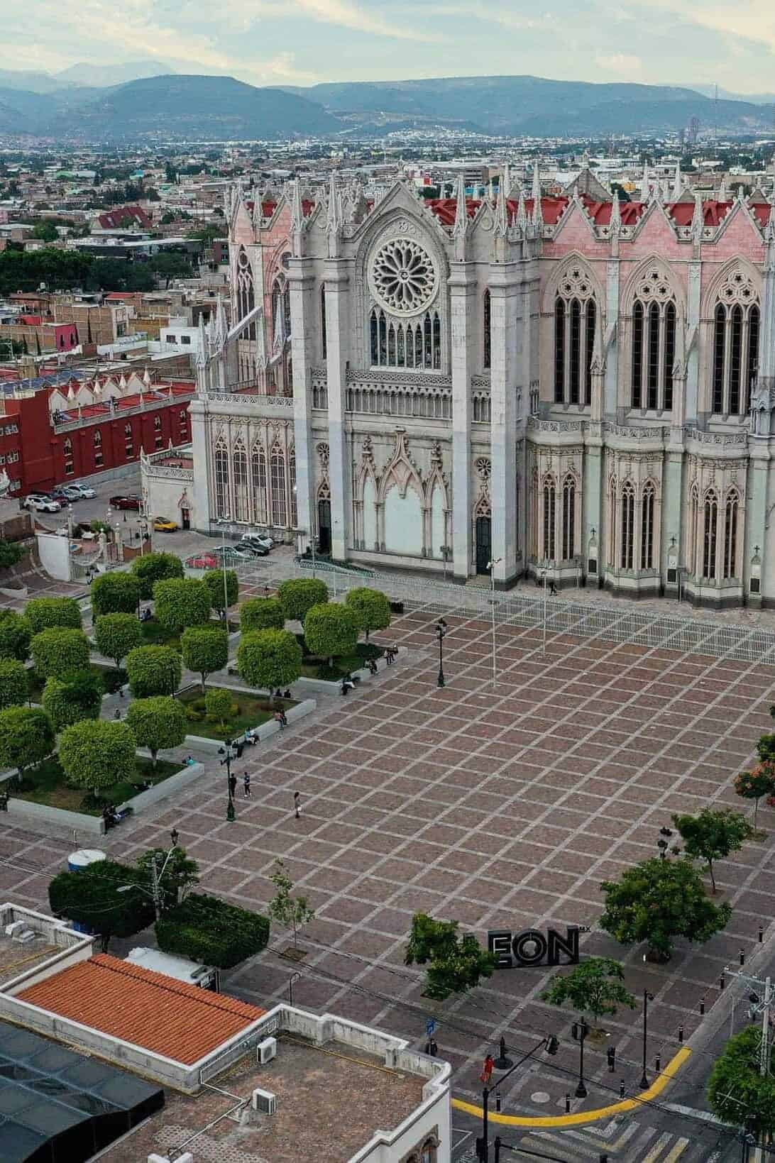 Templo Expiatorio del Sagrado Corazón de Jesús y su plaza, vista aérea, León.