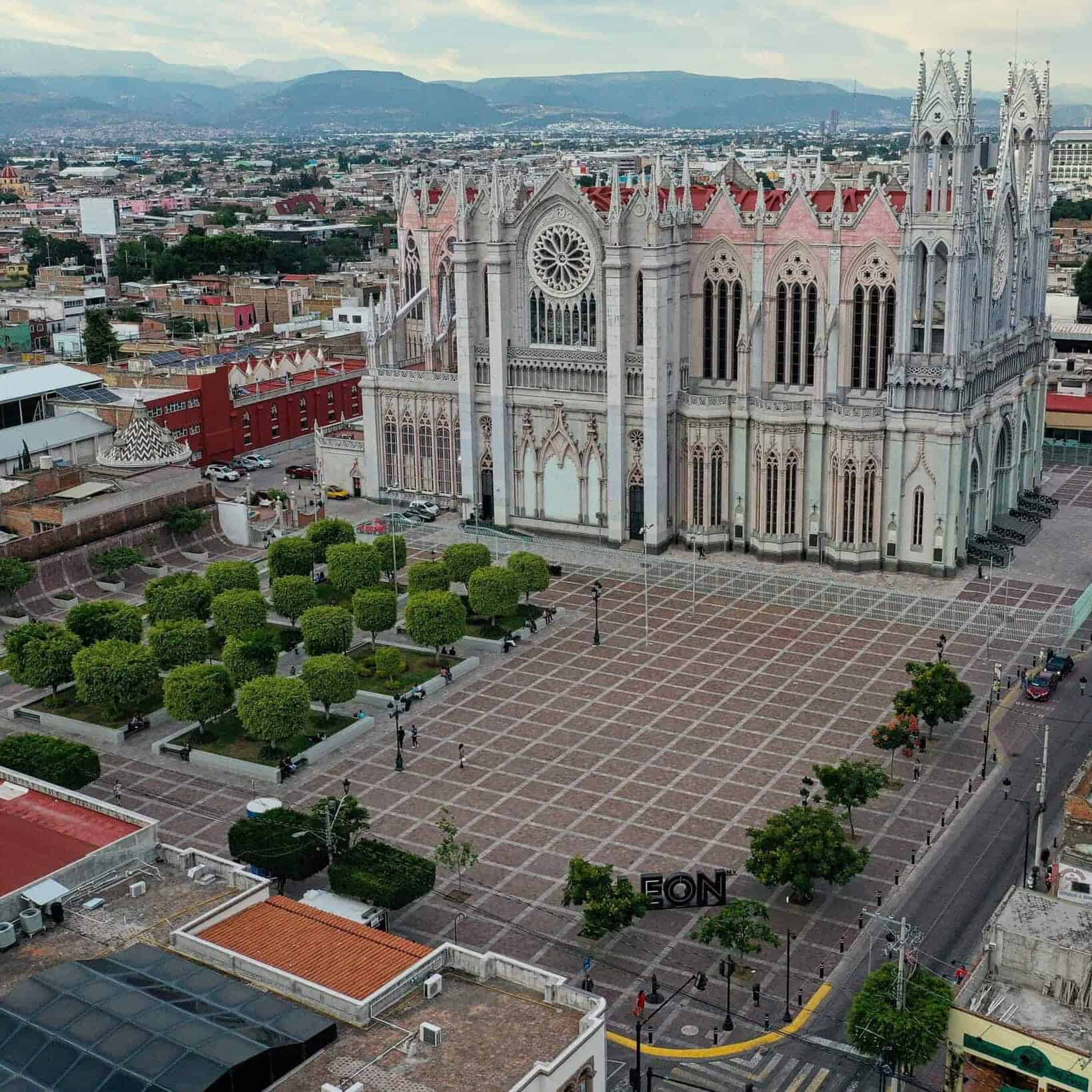 Templo Expiatorio del Sagrado Coraz&oacute;n de Jes&uacute;s y su plaza, vista a&eacute;rea, Le&oacute;n.
