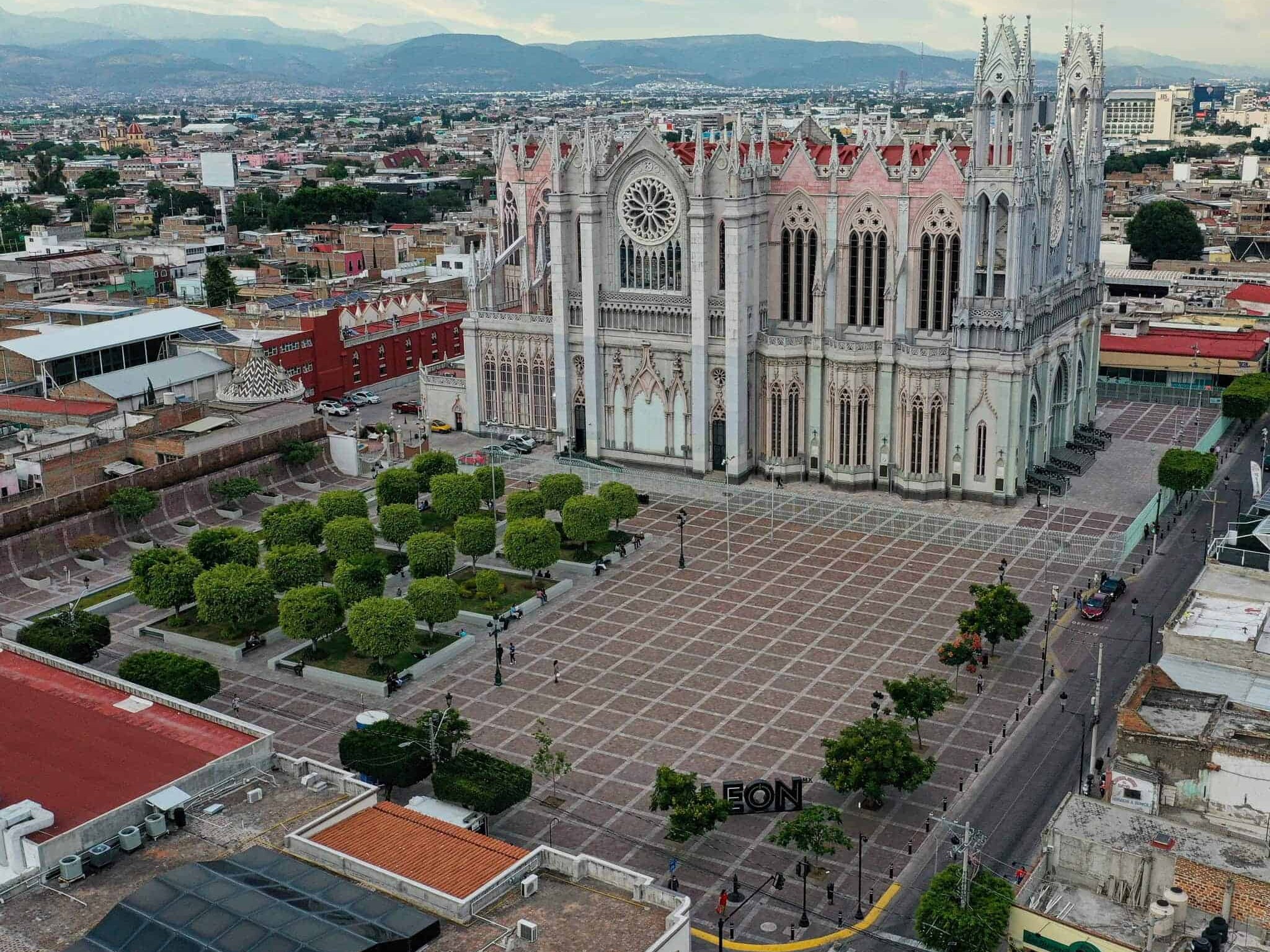 Templo Expiatorio del Sagrado Corazón de Jesús y su plaza, vista aérea, León.