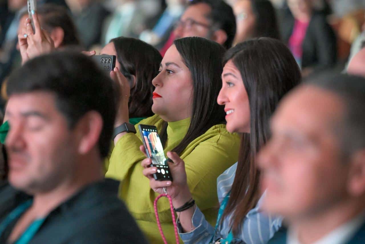 Discurso en evento tur&iacute;stico de Guanajuato con audiencia atenta y participativa.