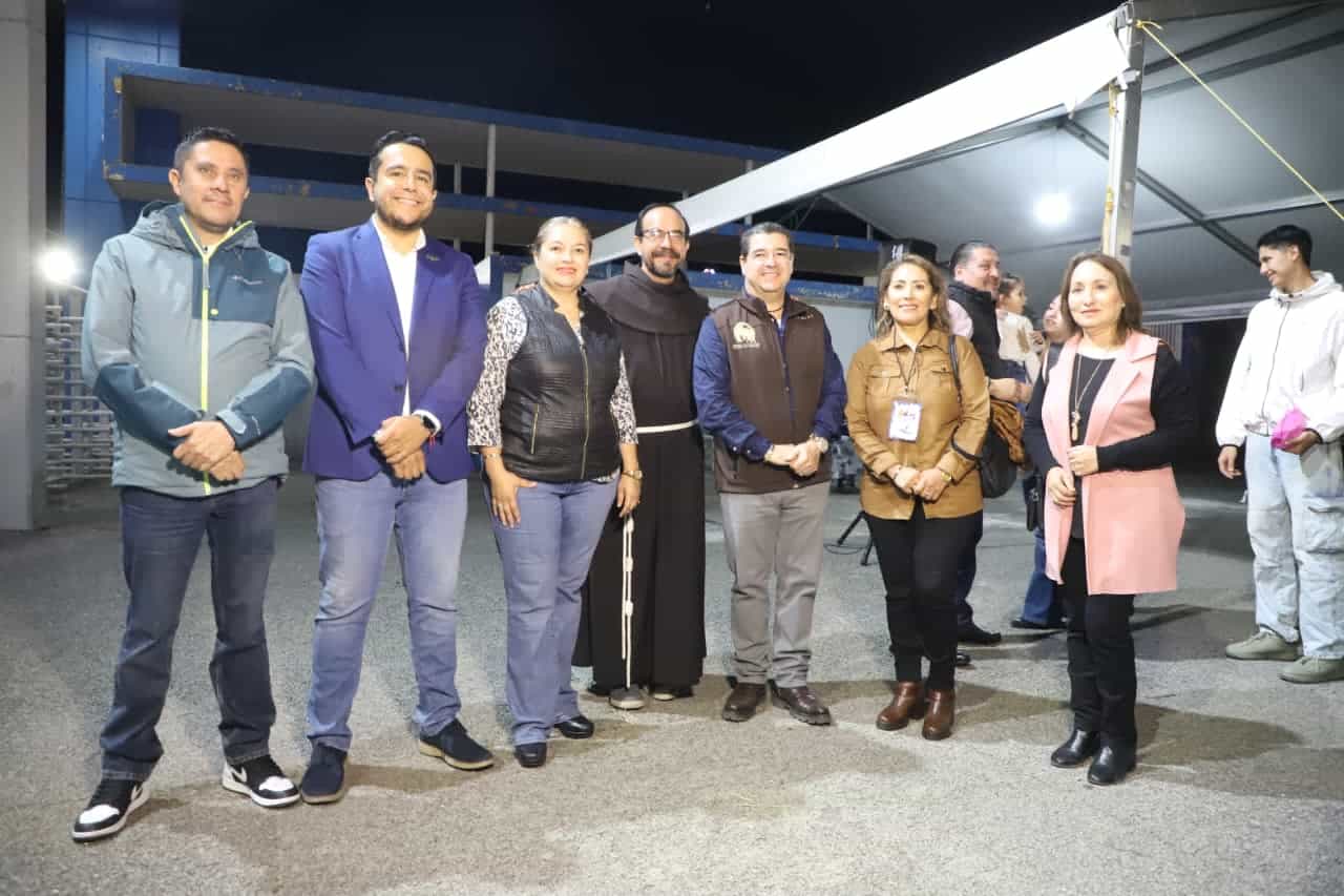 Grupo de personas en evento de la Feria Regional en Acámbaro, Guanajuato.