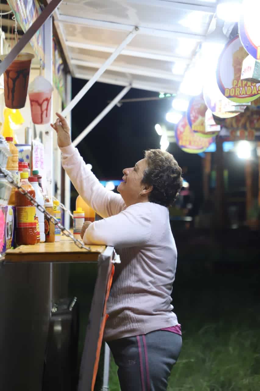 Mujer comprando dulces en feria regional en Acámbaro, Guanajuato.