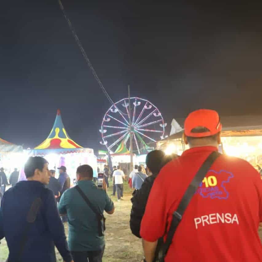 Feria regional en Acámbaro con luces y atracciones nocturnas.