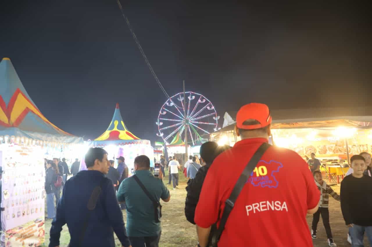 Feria regional en Acámbaro con luces y atracciones nocturnas.