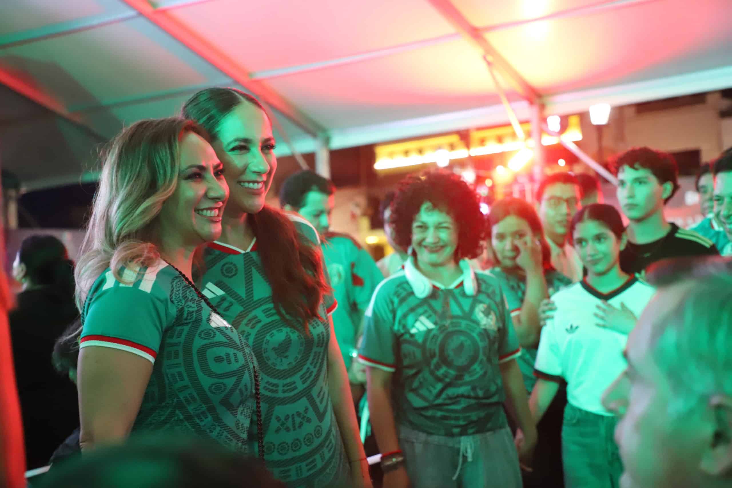 Mujeres y ni&ntilde;os en celebraci&oacute;n del triunfo de la selecci&oacute;n mexicana en Guanajuato.