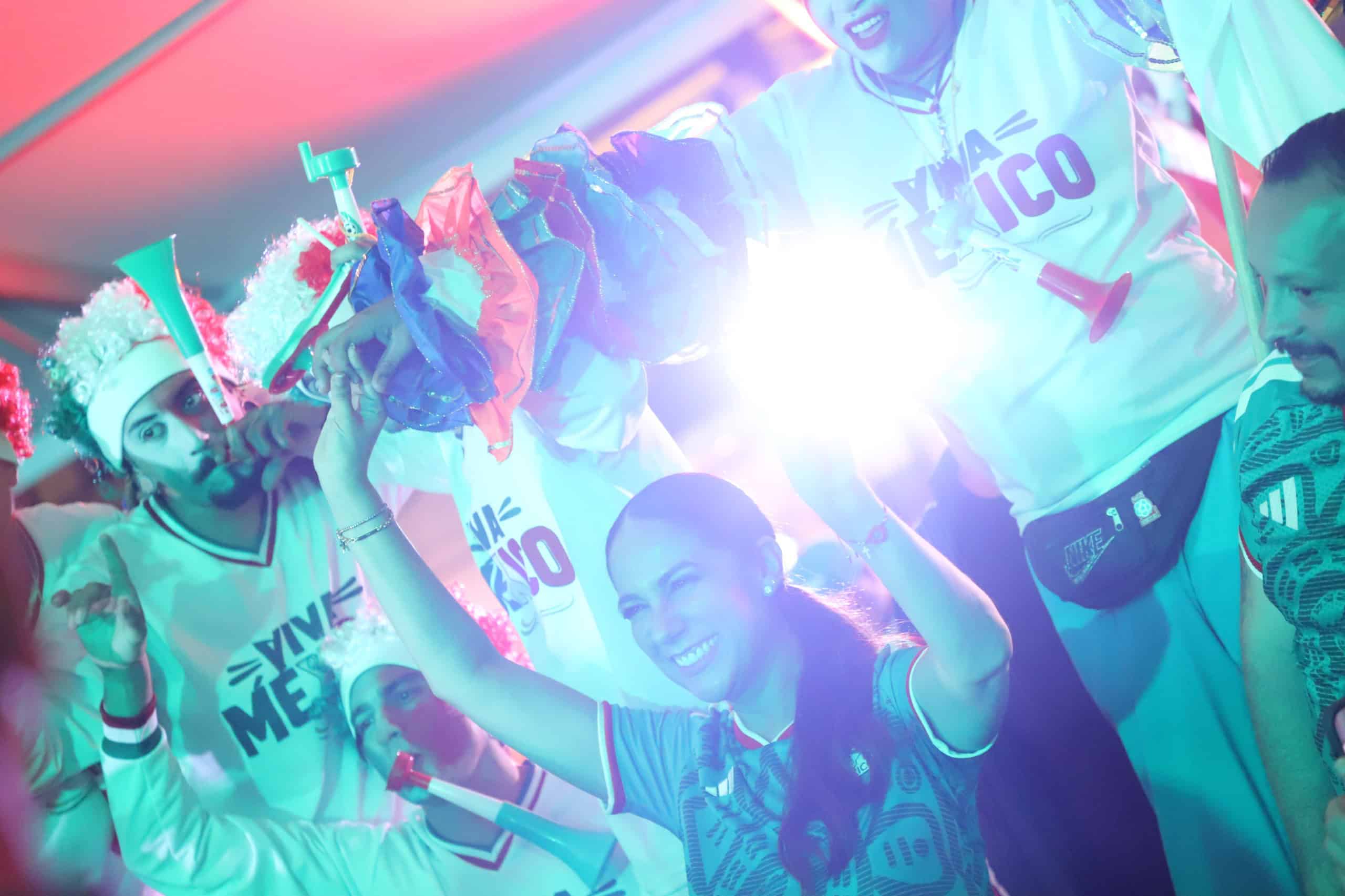 Aficionados celebran con alegr&iacute;a el triunfo de la selecci&oacute;n en Guanajuato.