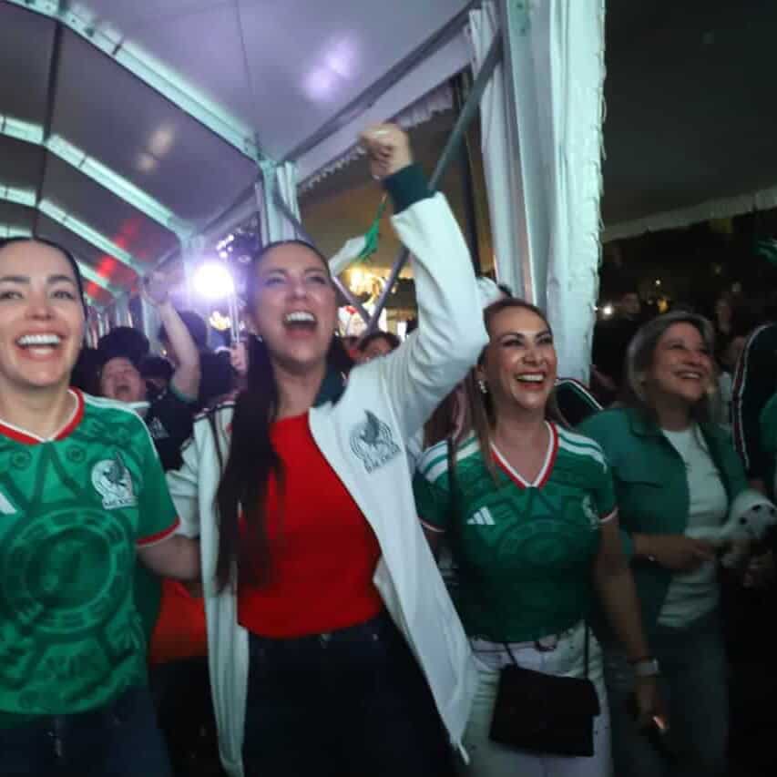 Mujeres disfrutando en festival de Guanajuato durante las fiestas locales.