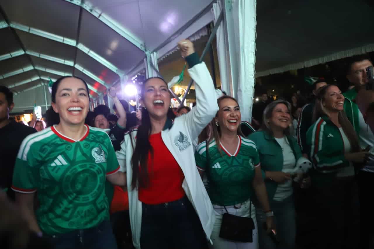 Mujeres disfrutando en festival de Guanajuato durante las fiestas locales.
